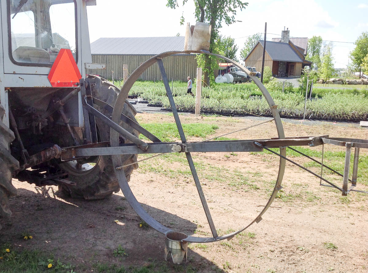 Roue facilitant la création de trous pour accueillir les plants